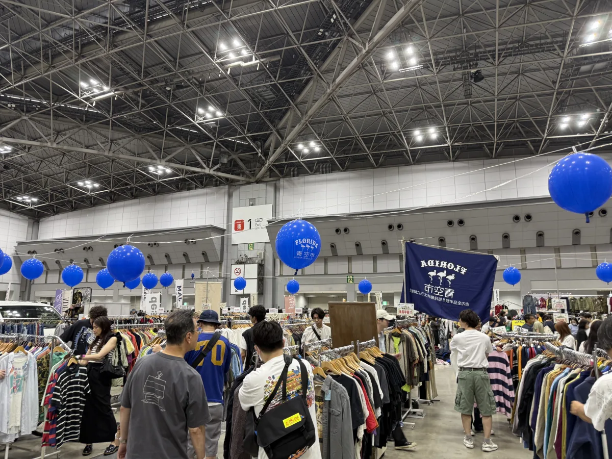 古着フェス会場のFLORIDA青空市ブースと青いバルーン