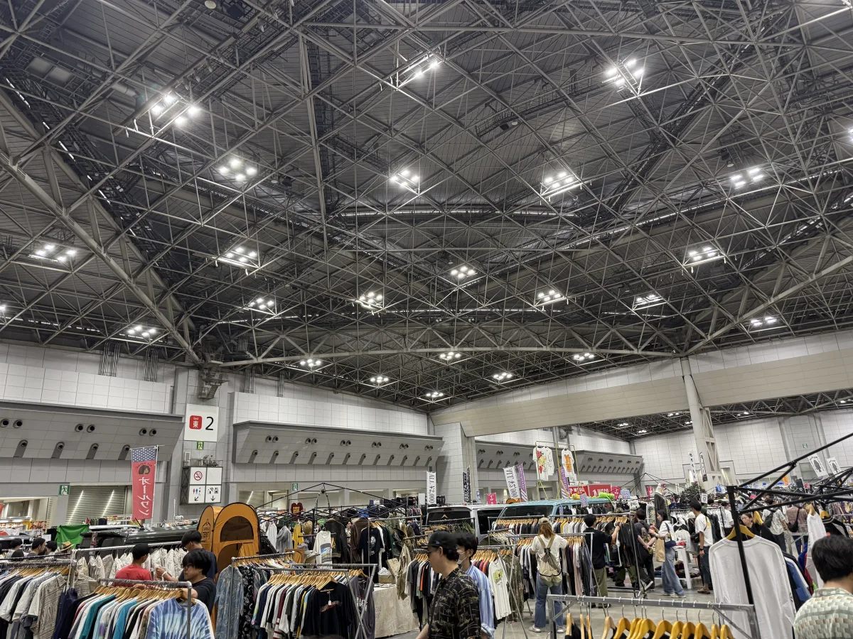 古着フェスの会場全景と来場者で賑わう熱気