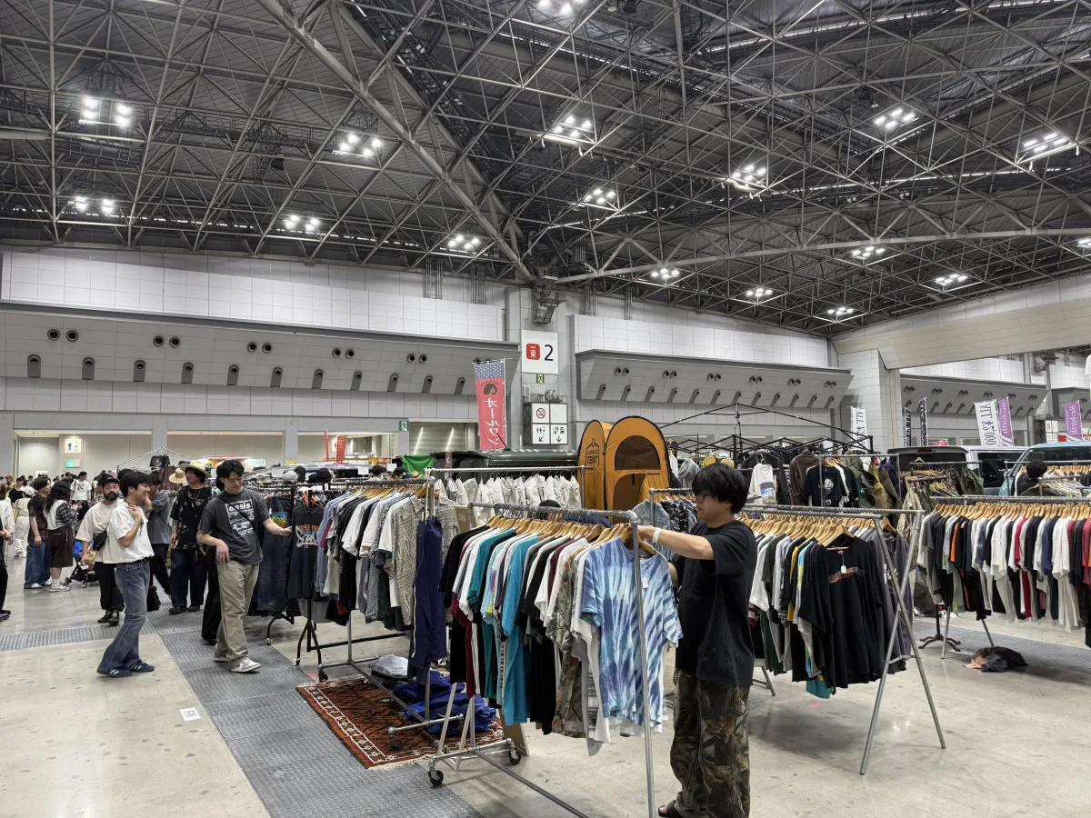 古着フェスで並ぶヴィンテージTシャツのラック