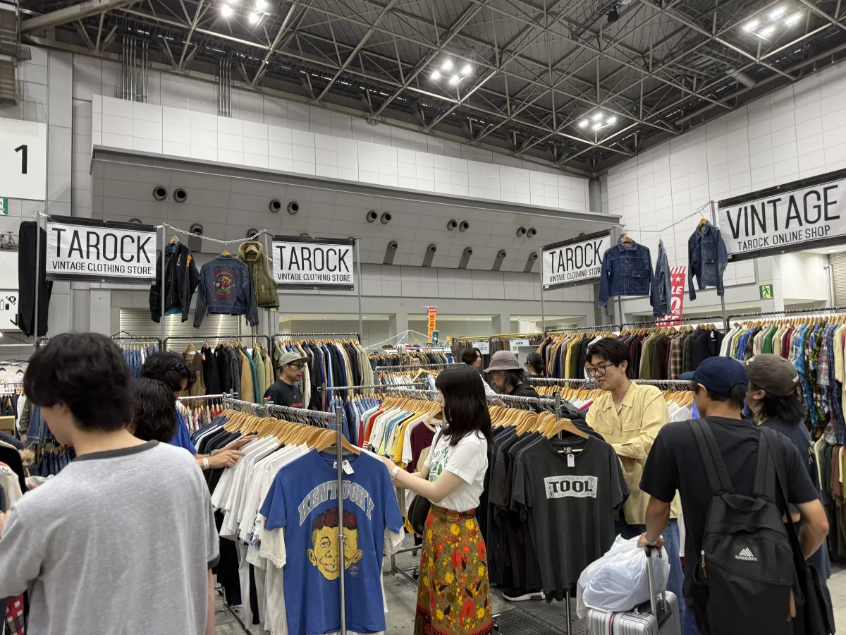 古着フェスでヴィンテージTシャツを選ぶ来場者