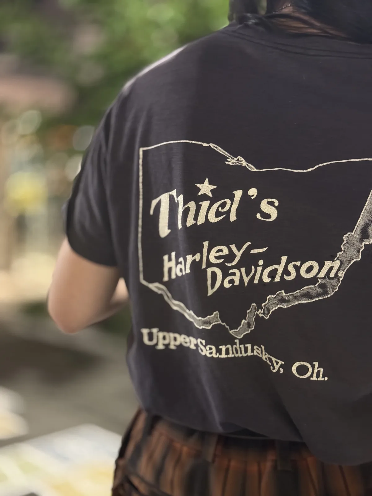 ハーレーダビッドソンのヴィンテージTシャツのバックプリント(Thiel's Harley-Davidson)