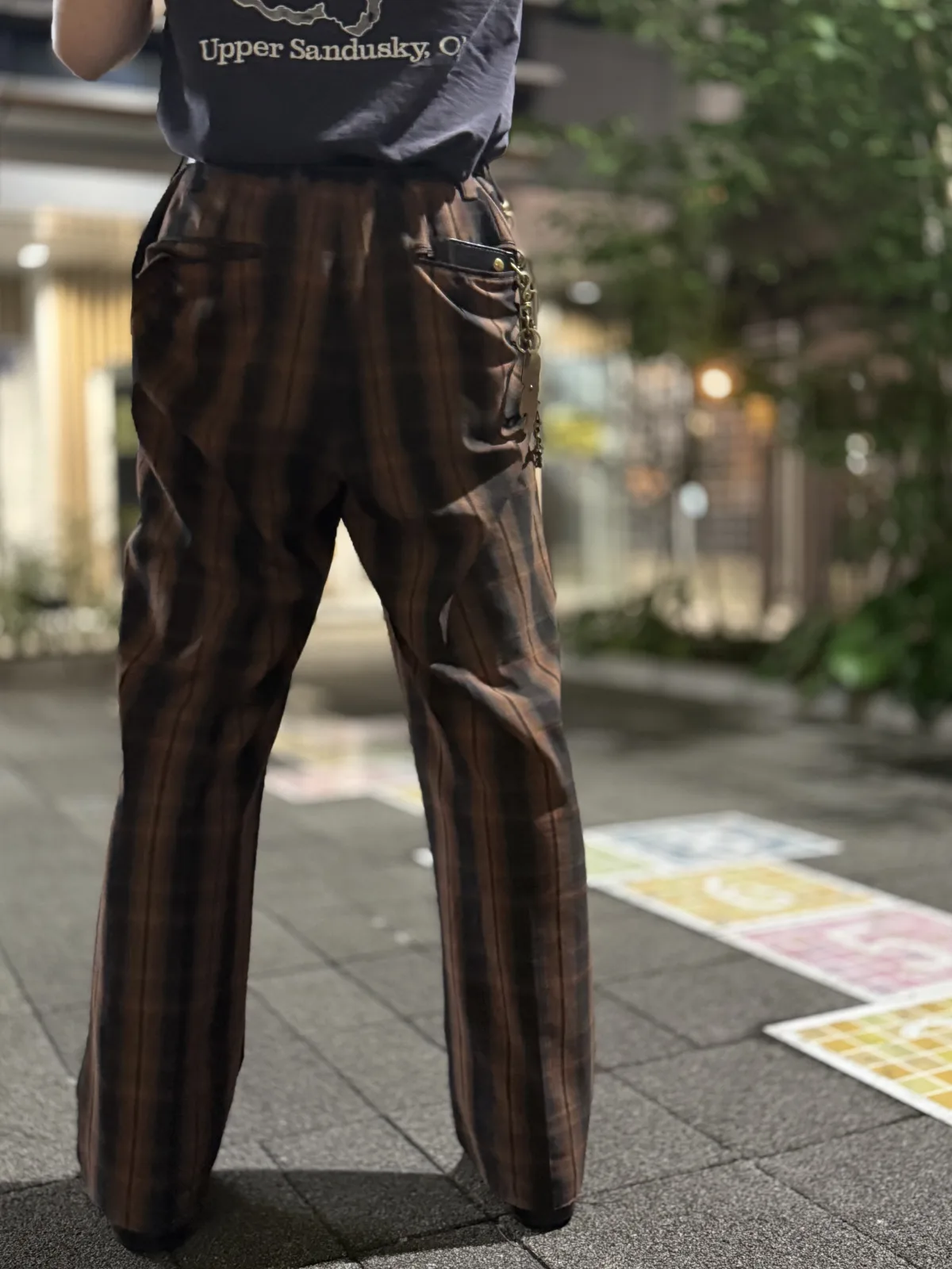ブラウンのオンブレチェック柄スラックスのバックスタイル(ウォレットチェーン)